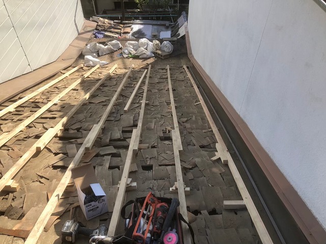 野地板の不陸調整凸凹